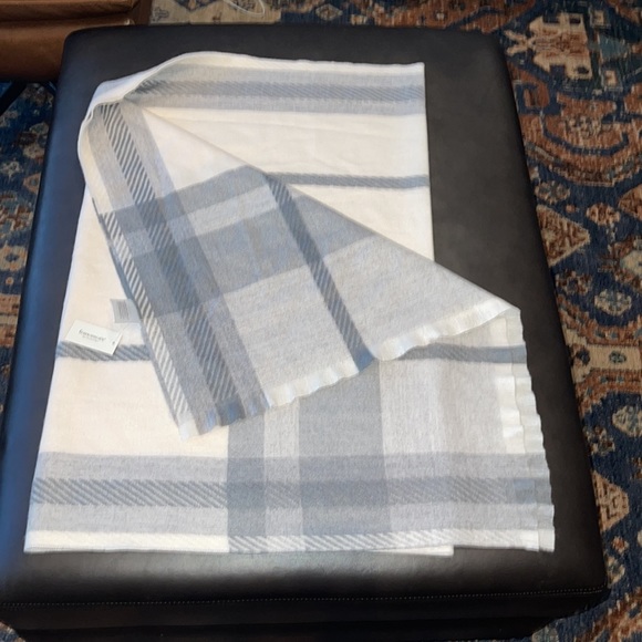 🌸 NWT Francesca’s Plaid Cream & Grey Blanket Scarf - Picture 3 of 4